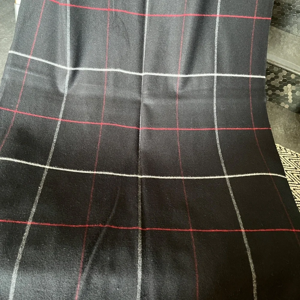 Cashmere-blend large scarf/wrap, in black, white, and red, like new, 28 x 70 in - Picture 10 of 11
